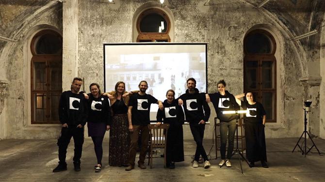 Jak udělat festival ve vašem městě Festivalový tým města Louny stojí v sále před projekčním plátnem.