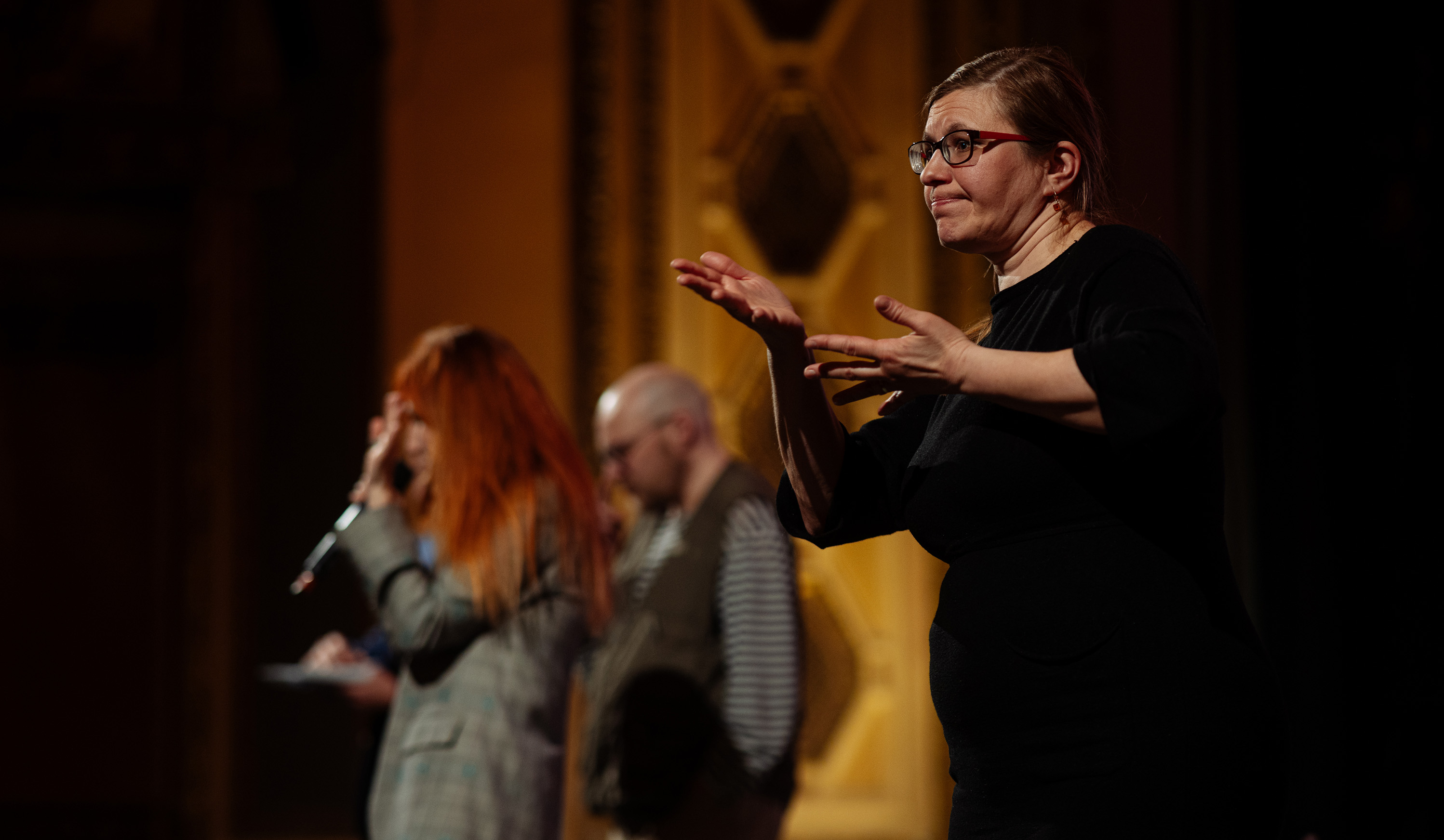 Tlumočnice do českého znakového jazyka překládá pofilmovou debatu s režisérkou filmu Zatracená práce během festivalu Jeden svět.