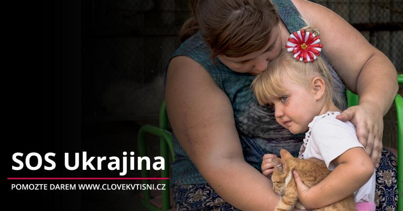 sos ukrajina – pomozte ukrajině. žena drží malou holčičku, ta drží kočku a pláče.