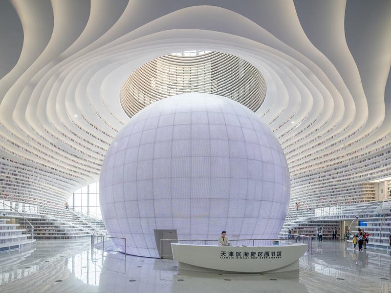 Interiér velké moderní budovy s obrovkou koulí ve středu haly. Snímek z filmu Architektura zítřka / A Shot from the film Under Tomorrow’s Sky