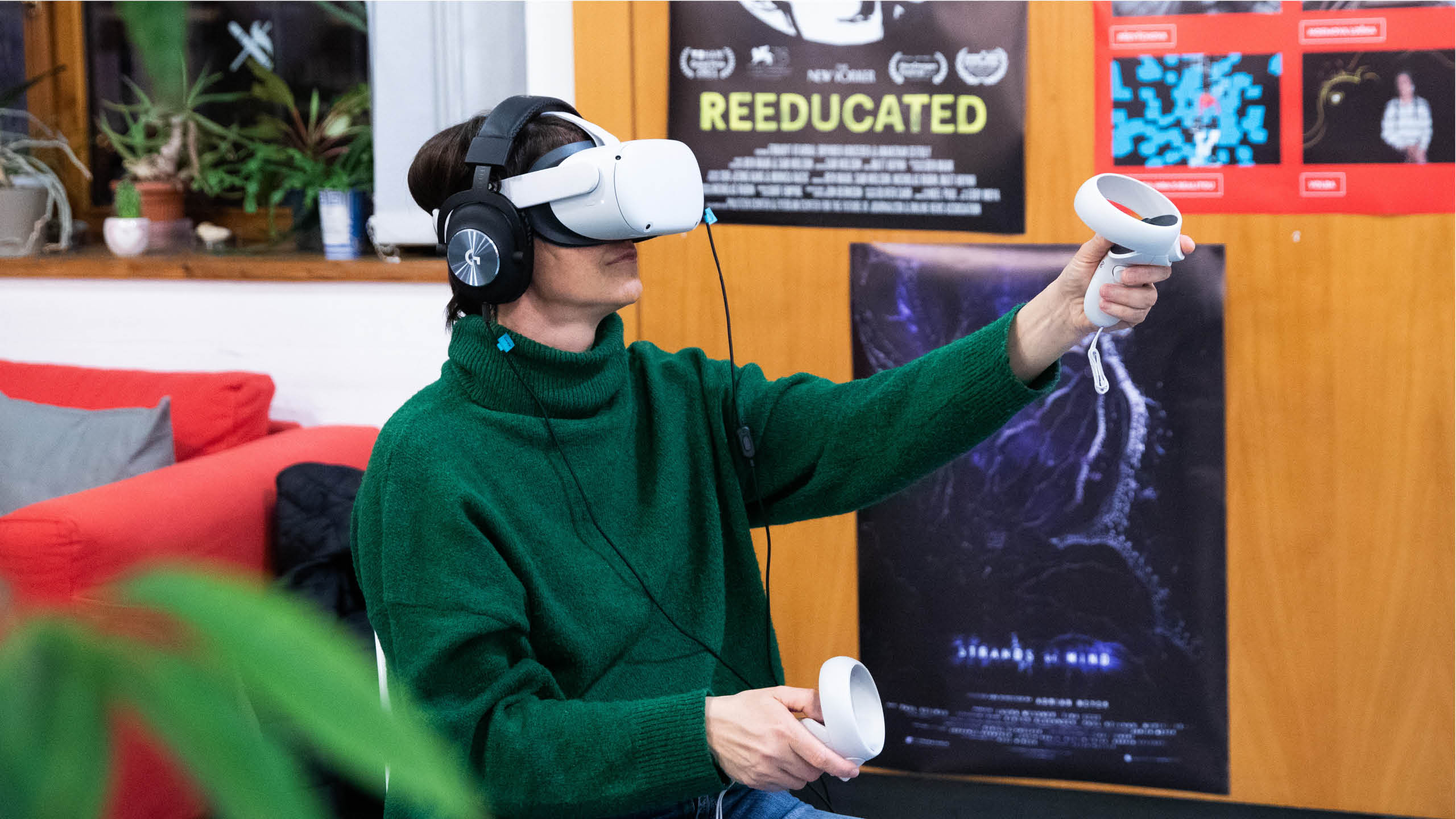 Žena sedí na židli a na očích má brýle pro sledování projektu ve virtuální realitě.