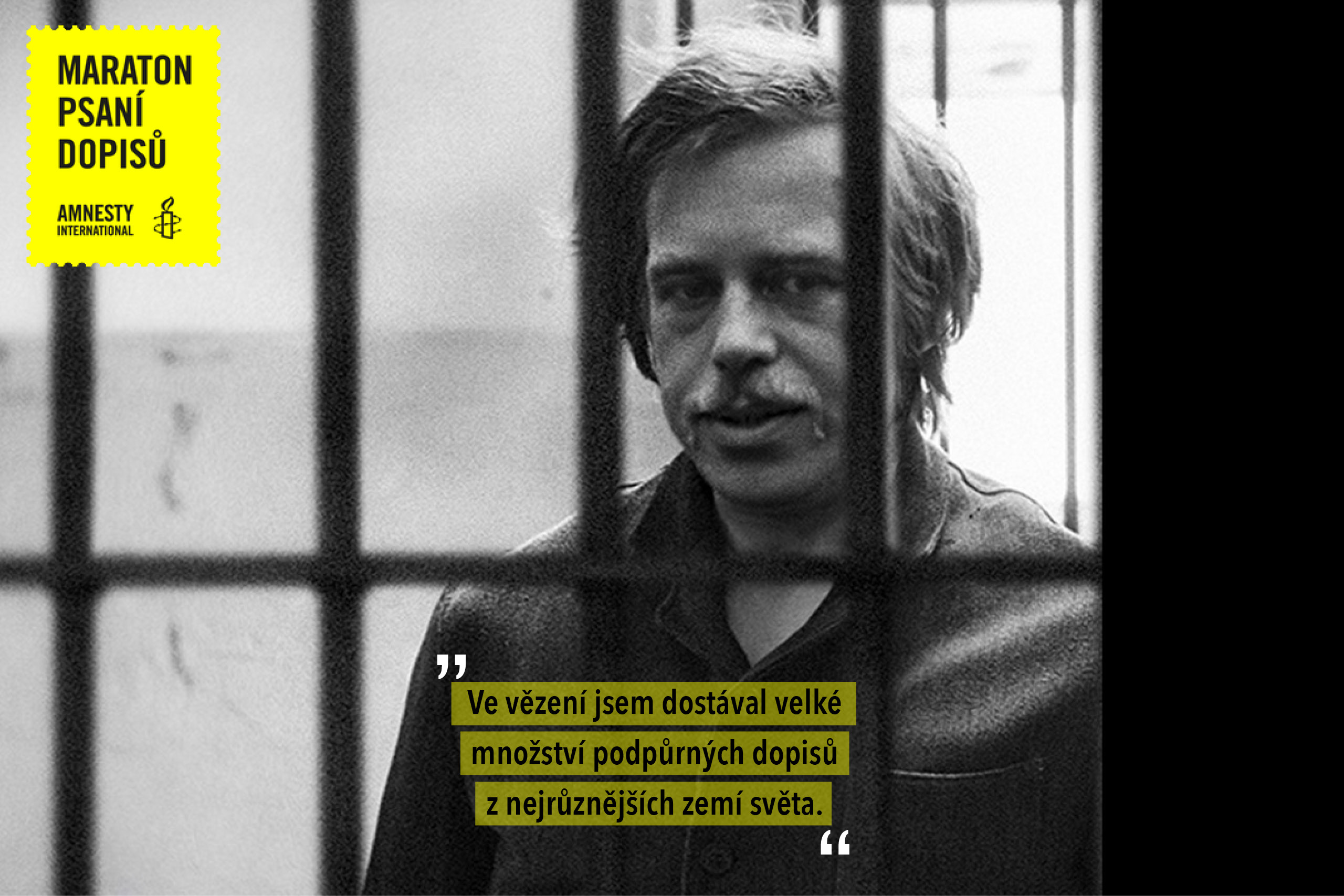 Černobílá fotografie Václava Havla ve vězení. Na fotografii je citát Václava Havla: "Ve vězení jsem dostával velké množství podpůrných dopisů z nerůznějších zemí světa."