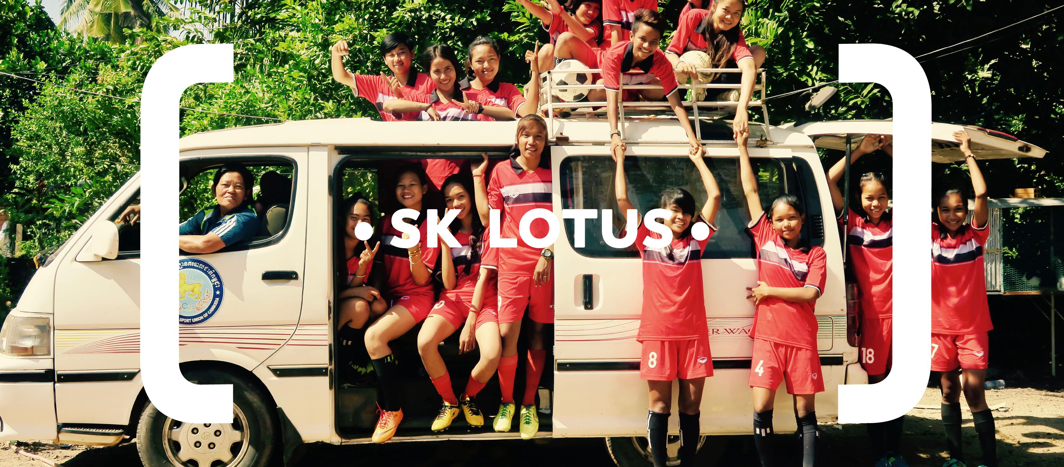 Plakát k filmu SK Lotus. Skupinka dětských fotbalistů před bílou dodávkou.