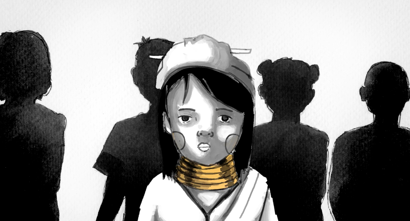 Dívka s mozasnými kroužky na krku, v pozadí za ní siluety čtyř postav, celé v černém, nejde vidět obličeje.