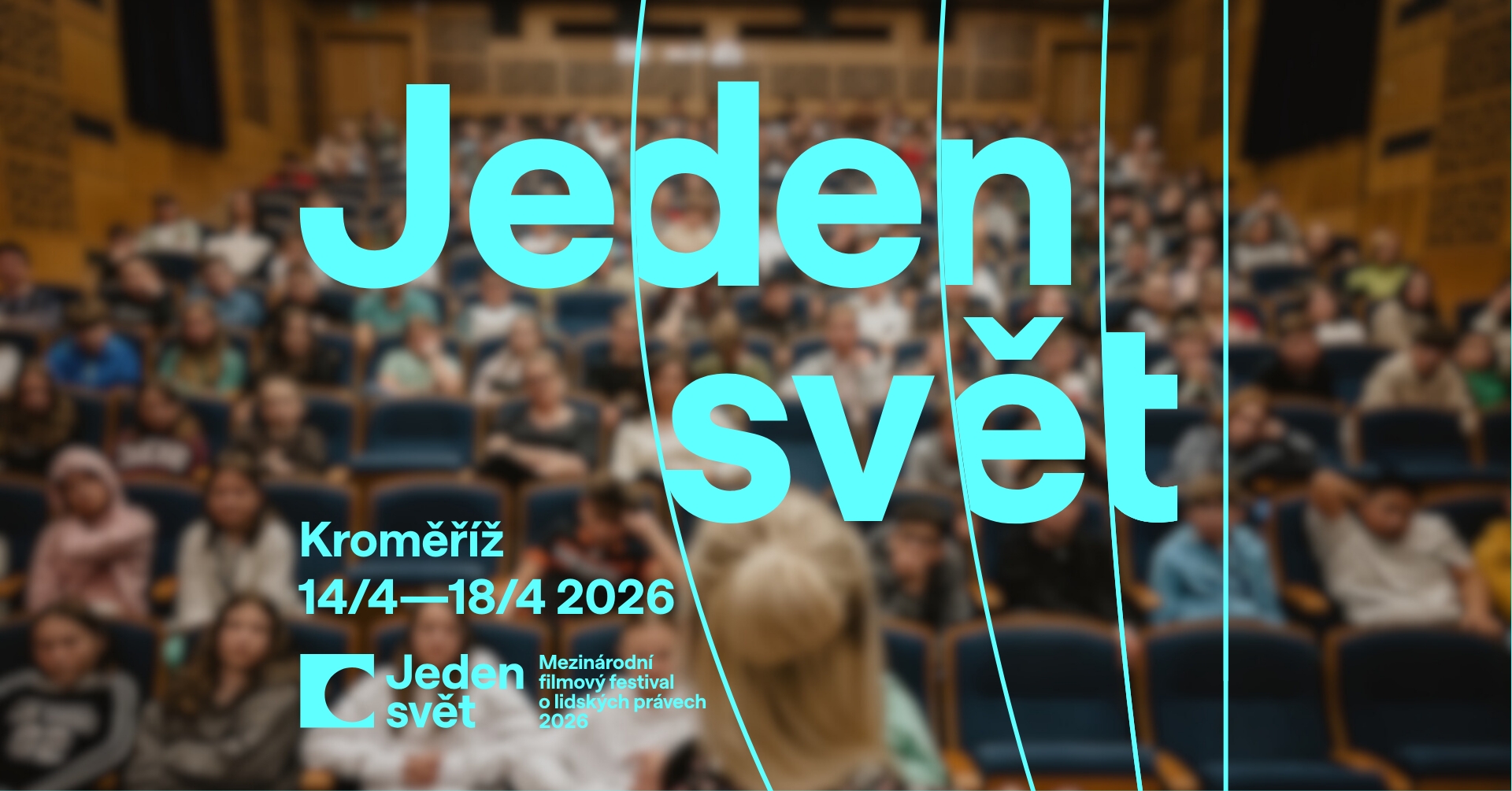 Plný kinosál s diváky, přes fotografii grafika a název festivalu Jeden svět Kroměříž 2026