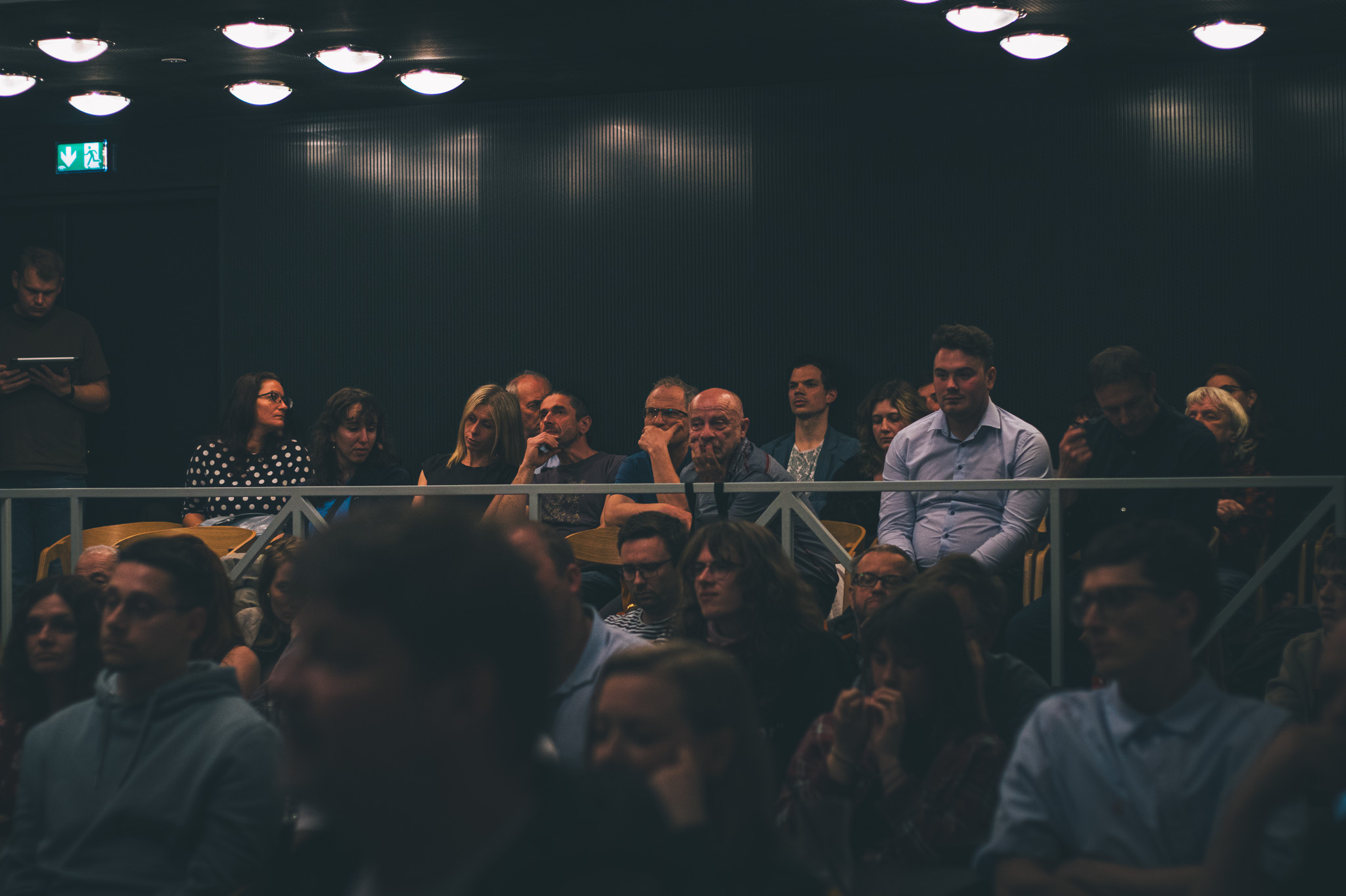 Diváci sledující film v setmělém sále