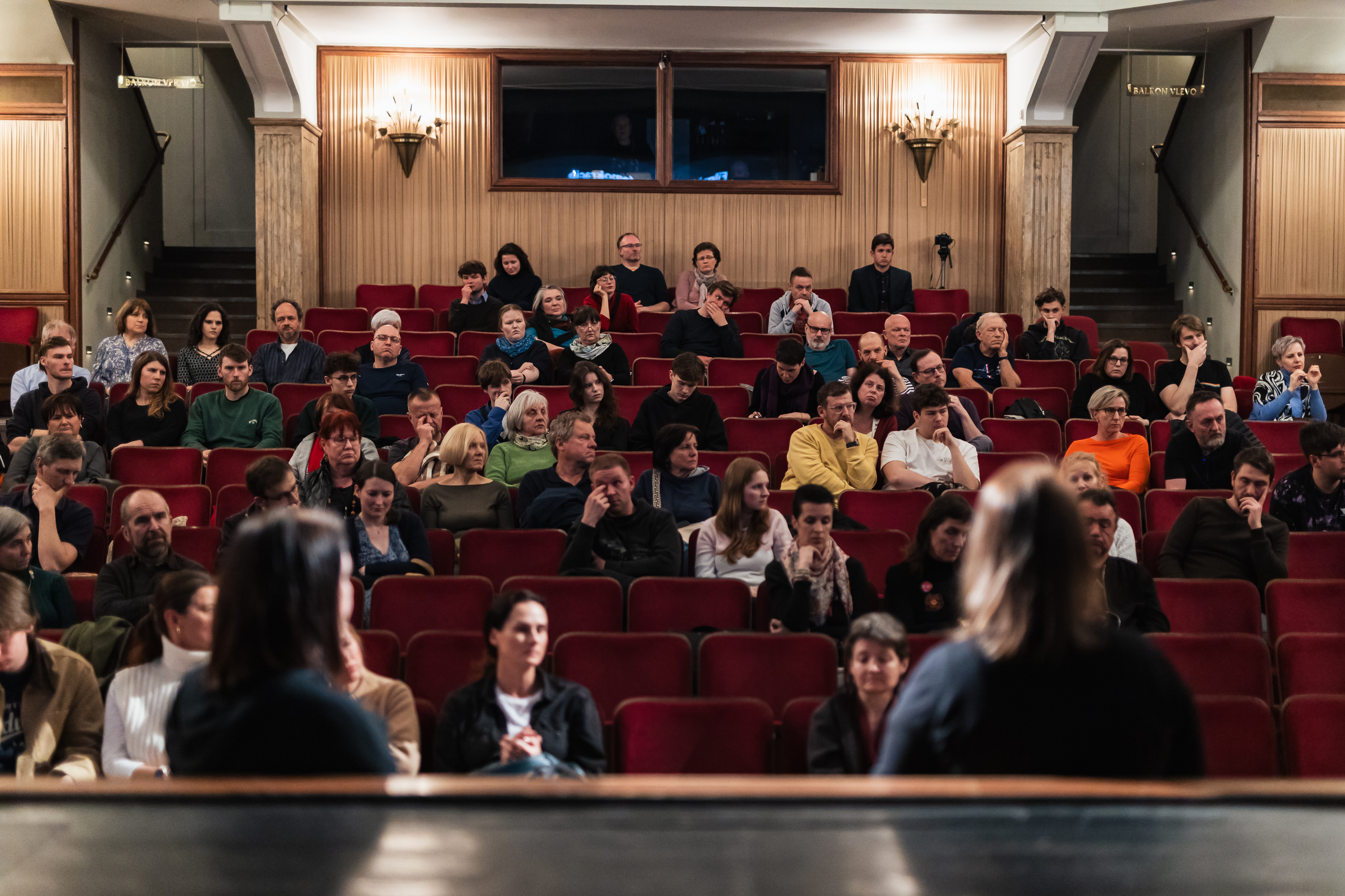 Sál s diváky při debatě.