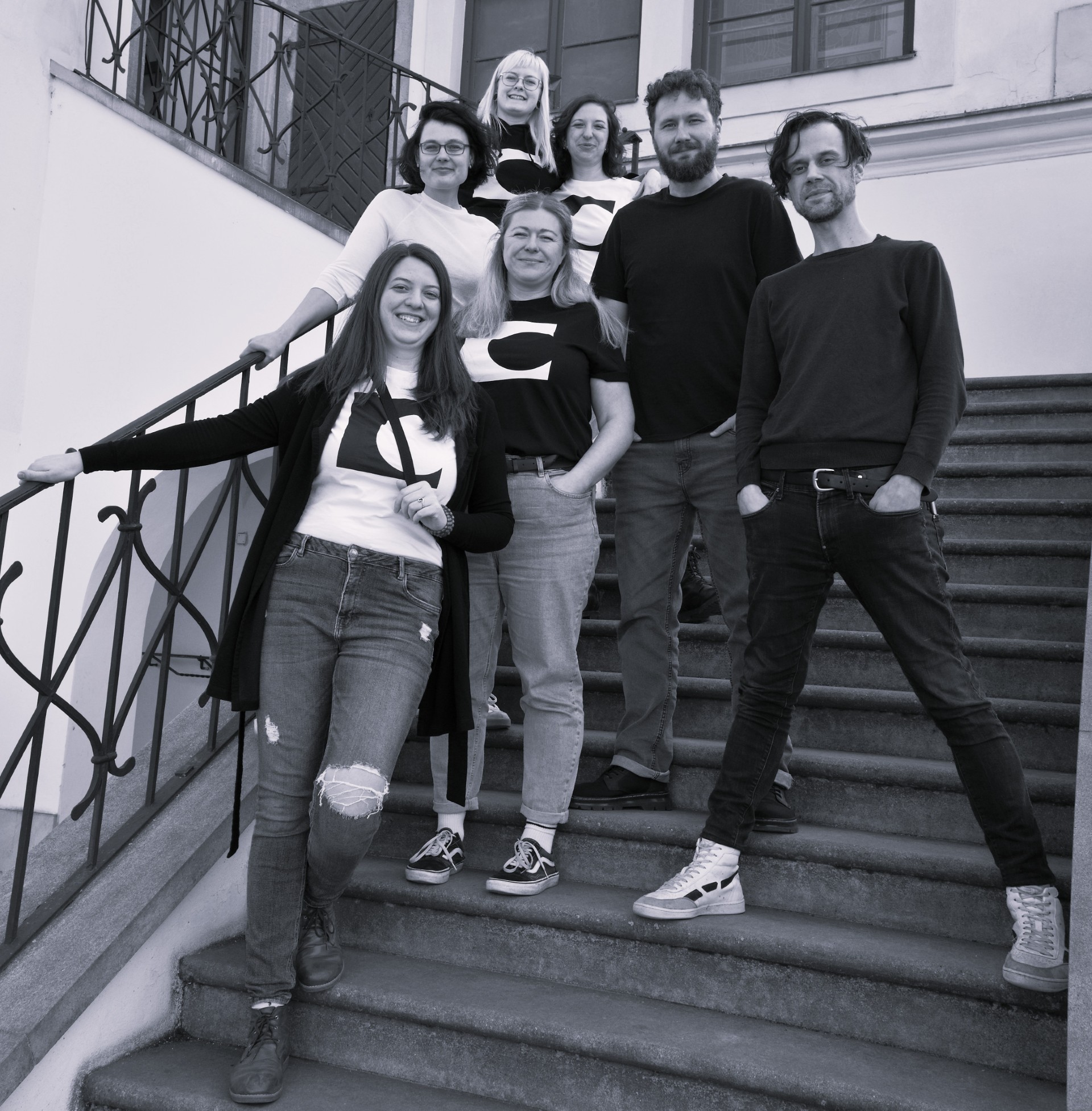 Členové spolku kultiK stojící na schodišti