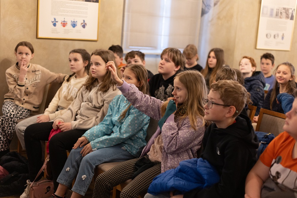 Dětské publikum při debatě po školní projekci