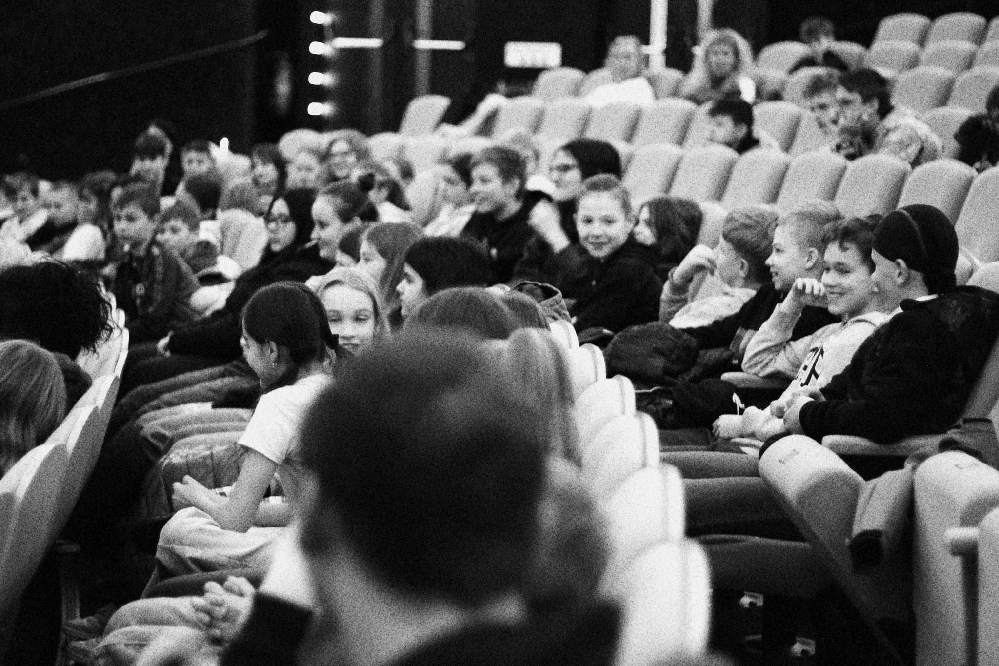 Filmový sál plný dětského diváctva