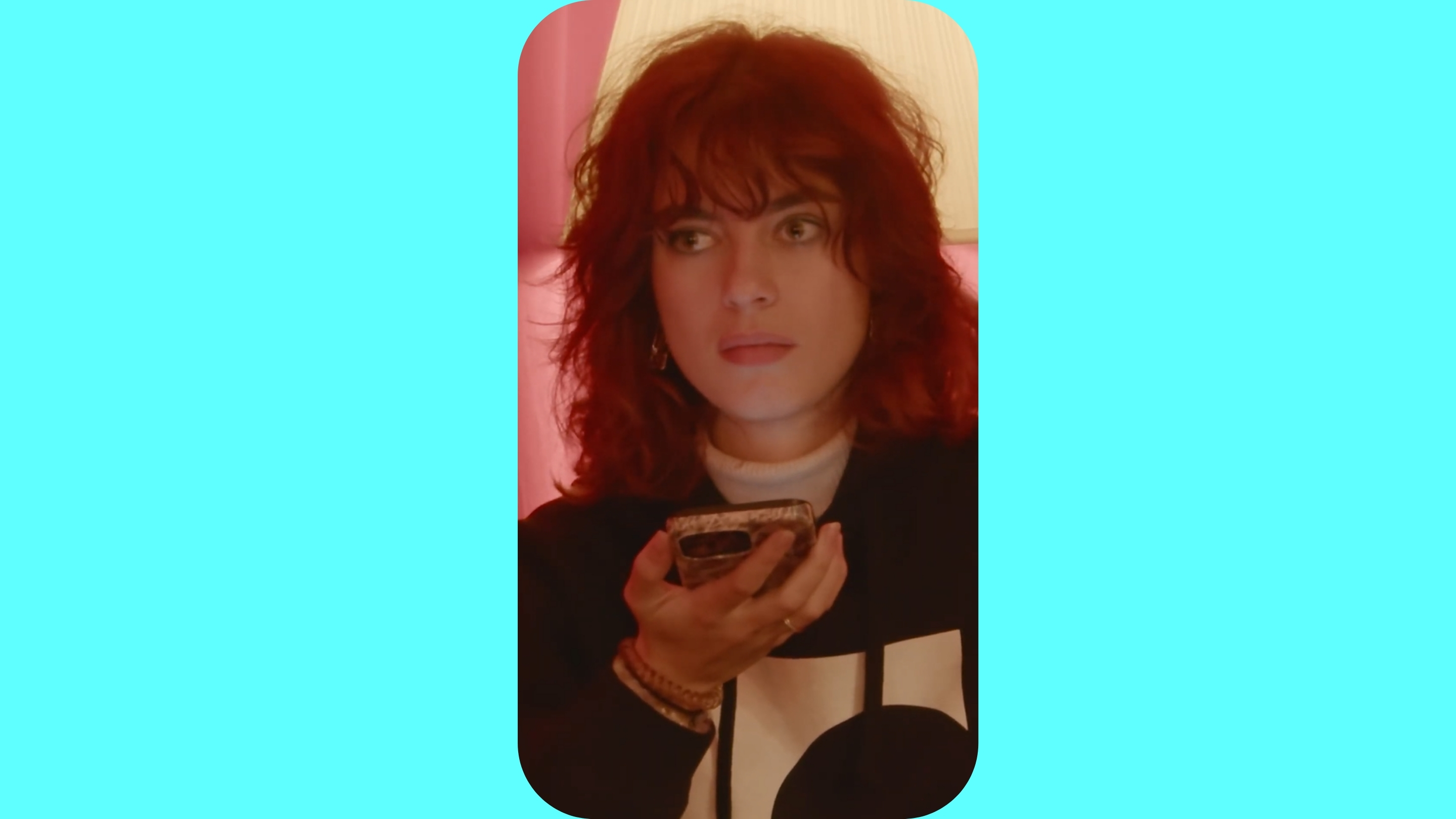 Žena mluví do telefonu.