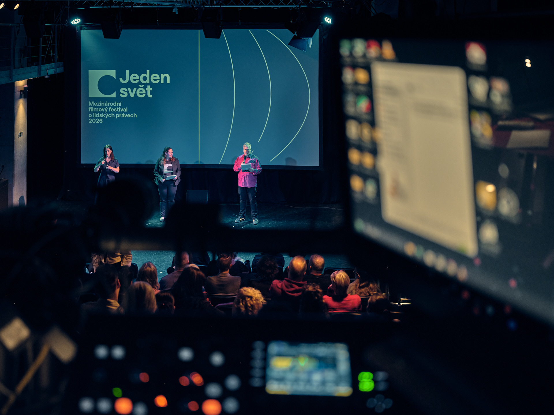 fotka sálu během zahájení festivalu v Plzni, 