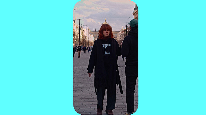 Žena stojící na náměstí.