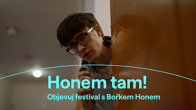 Mladý muž s brýlemi vykukuje zpoza dveří a drží v ruce malý mikrofon. Na fotce je vizuál festivalu s nápisem: Honem tam! Objevuj festival s Bořkem Honem.