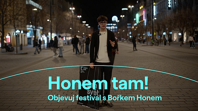 Muž stojí na ulici s plakátem Jednoho světa. Na fotce je vizuál festivalu s nápisem: Honem tam! Objevuj festival s Bořkem Honem.