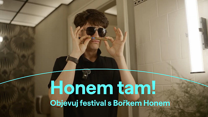 Muž v černých brýlích drží pod nosem doutník. Na fotce je vizuál festivalu s nápisem: Honem tam! Objevuj festival s Bořkem Honem.