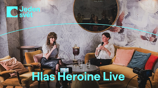 Dvě ženy sedí na pohovce a křesle a mluví spolu.