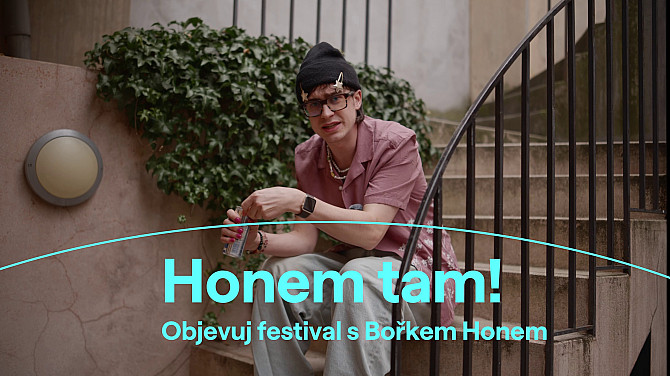 Muž sedí na schodech a drží plechovku.