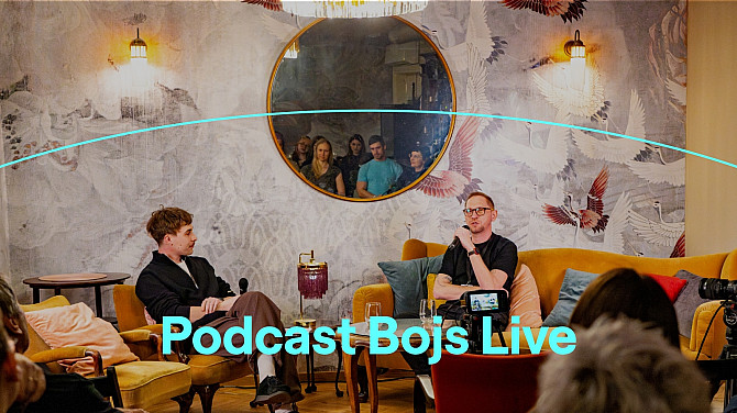 Grafika, na které je fotografie dvou mužů sedících na pohovce a v křesle, vedoucích spolu hovor. Dole je text: Podcast Bojs Live.