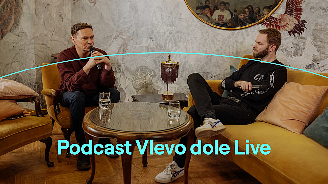 Grafika, na které je fotografie dvou mužů sedících na pohovce a v křesle, vedoucích spolu hovor. Dole je text: Podcast Vlevo dole Live.
