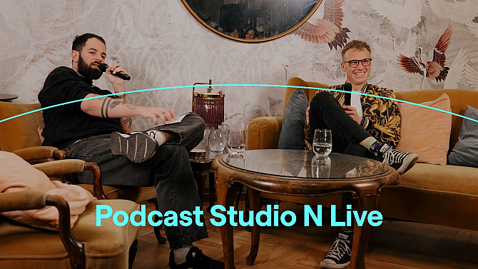 Grafika, na které je fotografie dvou mužů sedících na pohovce a v křesle, vedoucích spolu hovor. Dole je text: Podcast Studio N Live.