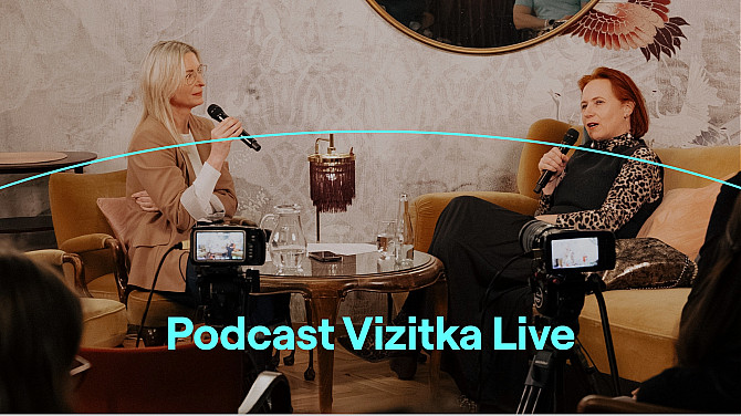 Podcast Vizitka Live: Podcast Vizitka živě o dokumentu Homeless Blues Grafika, na které je fotografie 2 žen sedících na pohovce a v křesle, vedoucích spolu hovor. Dole je text: Podcast Vizitka Live.