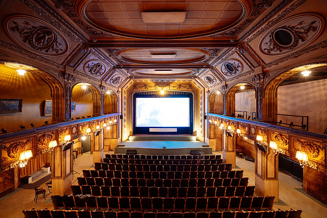 Rozsvícený a prázdný sál Lucerna.