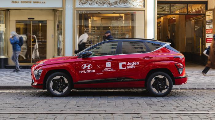 Arval Na dlážděné silnici stojí auto s nápisem Jeden svět.