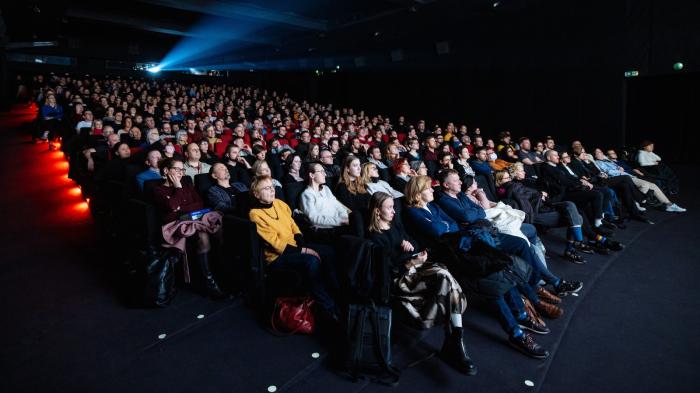 Jeden svět v číslech Plný kinosál diváků během projekce.