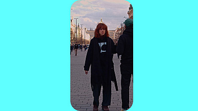 Žena stojící na náměstí.