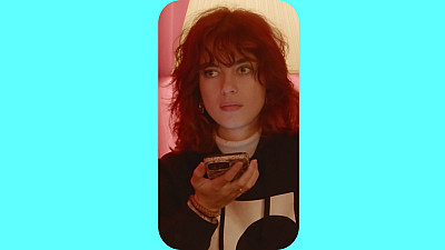 Žena mluví do telefonu.