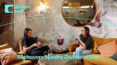 Grafika, na které je fotografie dvou žen sedících na pohovce a v křesle, vedoucích spolu hovor. Pod ní text: Rozhovory Moniky Zavřelové Live