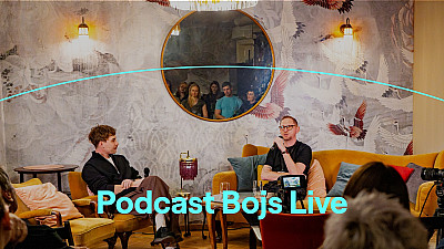 Grafika, na které je fotografie dvou mužů sedících na pohovce a v křesle, vedoucích spolu hovor. Dole je text: Podcast Bojs Live.